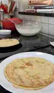 crepes pan and plums min
